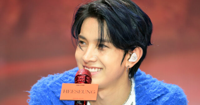 Heeseung do Enhypen participa do showcase de seu novo mini-álbum 'Orange Blood' no Yes24 Live Hall em Gwangjin-Gu, Seul, em 16 de novembro de 2023.