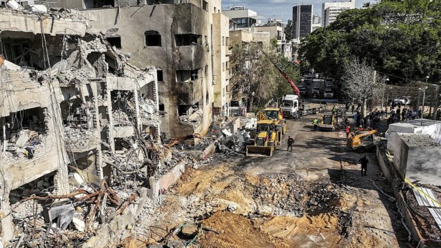 Hezbollah e Irã lançam ataques coordenados com bombas coletivas contra Israel em grande escalada
