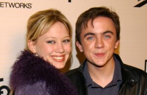 Hilary Duff defende sua mãe depois que Frankie Muniz a chamou de ‘intensa’ Hilary Duff como Lizzie McGuire e Hilary Duff em 2019 Lizzie McGuire Elenco Onde Eles Estão Agora