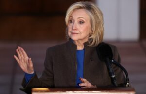 Hillary Clinton não se opõe à afirmação de Jeffrey Epstein sobre sua aparência Bill Clinton nega qualquer irregularidade com Jeffrey Epstein antes de testemunhar na investigação da Câmara