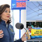 A governadora de Nova York, Kathy Hochul, falando em um evento, com as bandeiras dos EUA e dos estados de Nova York atrás dela.