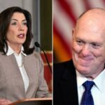 Governadora Kathy Hochul em entrevista coletiva, atrás de um pódio com o selo do estado de Nova York, com uma bandeira do estado de Nova York atrás dela.