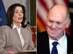 Hochul diz que alertou Homan em uma reunião de alto risco para não expandir as instalações de detenção do ICE em Nova York Governadora Kathy Hochul em entrevista coletiva, atrás de um pódio com o selo do estado de Nova York, com uma bandeira do estado de Nova York atrás dela.