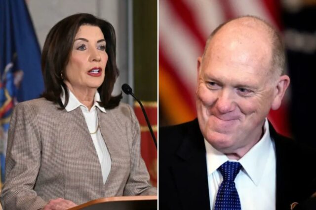 Governadora Kathy Hochul em entrevista coletiva, atrás de um pódio com o selo do estado de Nova York, com uma bandeira do estado de Nova York atrás dela.