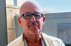 Homem, 68 anos, morre por facadas em um estacionamento depois que uma ambulância foi roubada, família busca US$ 40 milhões em danos Biblioteca Municipal de DowneyCrédito: Departamento de Polícia de Downey