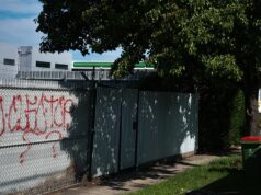 Homem acusado de estuprar e assassinar dono de bordel quer que as acusações sejam anuladas O agora vazio bloco de terreno que anteriormente era o bordel Rainbow Garden na Cowper Street em Footscray, Melbourne, Victoria, quarta-feira, 18 de março de 2026. A trabalhadora sexual migrante asiática Yuko, 62, foi encontrada morta no final de 2024 no bordel que administrava na Cowper Street em Footscray, com Michael James Chalmers acusado de seu assassinato.