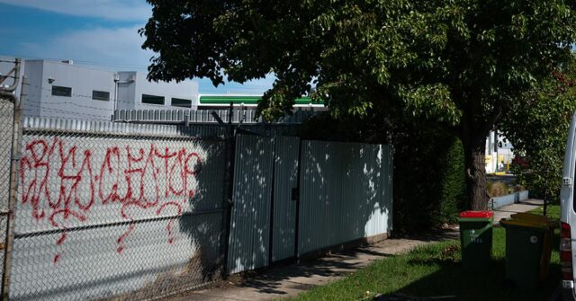 O agora vazio bloco de terreno que anteriormente era o bordel Rainbow Garden na Cowper Street em Footscray, Melbourne, Victoria, quarta-feira, 18 de março de 2026. A trabalhadora sexual migrante asiática Yuko, 62, foi encontrada morta no final de 2024 no bordel que administrava na Cowper Street em Footscray, com Michael James Chalmers acusado de seu assassinato.