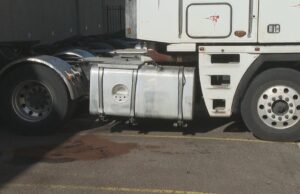 Homem acusado de roubar US$ 1.500 em diesel é forçado a desviá-lo de volta Homem acusado de roubar US$ 1.500 em diesel é forçado a desviá-lo de volta