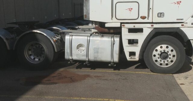 Homem acusado de roubar US$ 1.500 em diesel é forçado a desviá-lo de volta
