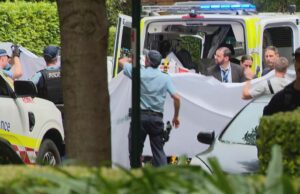 Homem armado morto a tiros pela polícia no centro da cidade de Sydney após duas mulheres serem atacadas Polícia e ambulâncias no local em Potts Point.