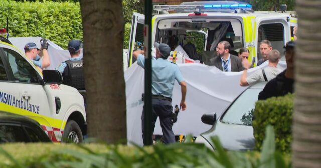 Homem armado morto a tiros pela polícia no centro da Polícia e ambulâncias no local em Potts Point.