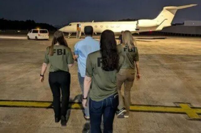 Agentes do FBI escoltam Zobaidul Amin até um avião.