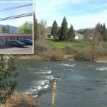O Relax Inn em Sutherlin, Oregon, é um motel térreo com paredes bege e portas vermelho-escuras, com um estacionamento cheio de carros em frente ao prédio.