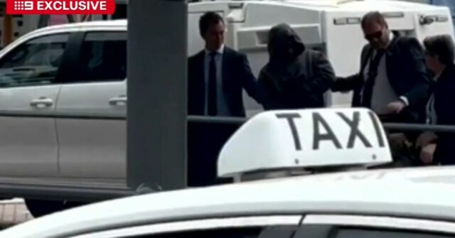 Homem de Perth extraditado para Adelaide e acusado pela morte Um homem de Perth será extraditado para a Austrália do Sul, acusado de assassinar um jovem em Morphett Vale, nos subúrbios ao sul de Adelaide, na semana passada.