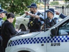 Homem é preso após figura do submundo ser morta em tiroteio no oeste de Sydney Shale Street Lidcombe Cena do crime Lidcombe - Homem morre após tiroteio em Lidcombe Segunda-feira, 16 de março de 2026 05:56:57 AM Um homem morreu após um tiroteio no oeste de Sydney esta manhã. Pouco depois das 4h (segunda-feira, 16 de março de 2026), os serviços de emergência foram chamados para uma unidade na Shale Street, Lidcombe, após relatos de um tiroteio. Oficiais vinculados ao Comando da Área Policial de Auburn compareceram e encontraram um homem de 38 anos ferido a bala. Ele foi tratado por paramédicos da ambulância de NSW no local antes de ser