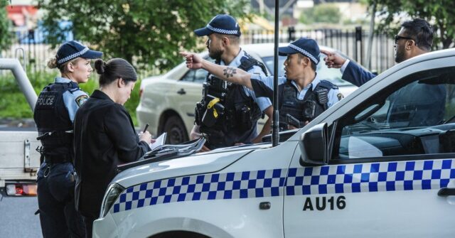Shale Street Lidcombe Cena do crime Lidcombe - Homem morre após tiroteio em Lidcombe Segunda-feira, 16 de março de 2026 05:56:57 AM Um homem morreu após um tiroteio no oeste de Sydney esta manhã. Pouco depois das 4h (segunda-feira, 16 de março de 2026), os serviços de emergência foram chamados para uma unidade na Shale Street, Lidcombe, após relatos de um tiroteio. Oficiais vinculados ao Comando da Área Policial de Auburn compareceram e encontraram um homem de 38 anos ferido a bala. Ele foi tratado por paramédicos da ambulância de NSW no local antes de ser
