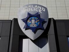 Homem invade sede da polícia de Oakland e rouba rádio antes de ser preso Homem invade sede da polícia de Oakland e rouba rádio antes de ser preso