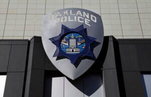 Homem invade sede da polícia de Oakland e rouba rádio antes de ser preso Homem invade sede da polícia de Oakland e rouba rádio antes de ser preso