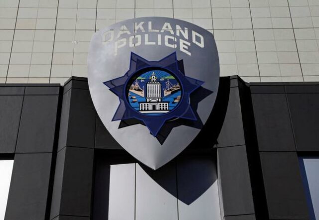 Homem invade sede da polícia de Oakland e rouba rádio Homem invade sede da polícia de Oakland e rouba rádio antes de ser preso