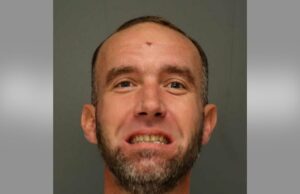 Homem morde o nariz da vítima antes de tentar atear fogo nela Foto de John Vernon Gray