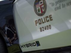 Homem morre em Los Angeles após cortar o pênis e cortar a própria garganta Homem da Pensilvânia morde o nariz da vítima antes de tentar atear fogo nela em um ataque aterrorizante