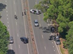 Homem supostamente armado baleado pela polícia na rodovia Sunshine Coast Polícia de Woombye atirando na costa de Sunshine, 4 de março de 2026