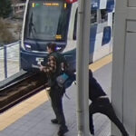 Homem tenta empurrar a vítima para dentro do trem na estação de metrô de superfície de Seattle: documentos