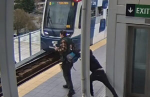 Homem tenta empurrar a vítima para dentro do trem na estação de metrô de superfície de Seattle: documentos Homem tenta empurrar a vítima para dentro do trem na estação de metrô de superfície de Seattle: documentos