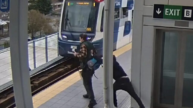 Homem tenta empurrar a vítima para dentro do trem na estação de metrô de superfície de Seattle: documentos
