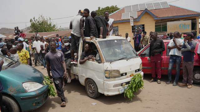 Homens armados em bicicletas invadem vilarejo na Nigéria no Domingo de Ramos, matando pelo menos 20
