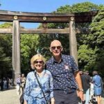 Lorraine e Howard Williams fotografados passeando pelo Japão durante seu cruzeiro.