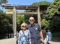 Howard ficou tetraplégico após um acidente no Japão, mas veio uma reviravolta cruel Lorraine e Howard Williams fotografados passeando pelo Japão durante seu cruzeiro.