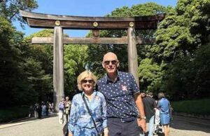 Howard ficou tetraplégico após um acidente no Japão, mas veio uma reviravolta cruel Lorraine e Howard Williams fotografados passeando pelo Japão durante seu cruzeiro.