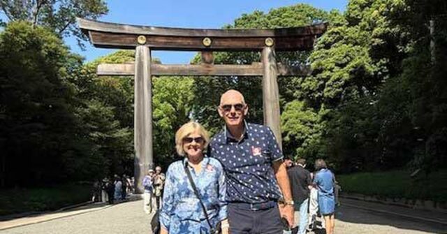 Lorraine e Howard Williams fotografados passeando pelo Japão durante seu cruzeiro.