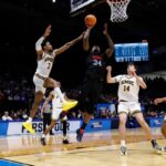 Bryce Harris, que marcou 19 pontos e pegou 14 rebotes, sobe para uma bandeja durante a vitória de Howard por 86-83 sobre o UMBC em uma partida dos Quatro Primeiros em 17 de março de 2026.