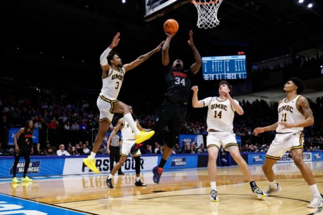 Bryce Harris, que marcou 19 pontos e pegou 14 rebotes, sobe para uma bandeja durante a vitória de Howard por 86-83 sobre o UMBC em uma partida dos Quatro Primeiros em 17 de março de 2026.