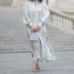 PARIS, FRANÇA - 12 DE MAIO: Gabriella Berdugo usa óculos escuros, brincos, vestido longo xadrez branco azul e verde com mangas compridas e estampa floral, cinto de couro marrom, bolsa Kelly Hermes azul, mules / sapatos amarelo pastel claro com salto em formato de coração de Kat Maconie, durante uma sessão de fotos de moda de estilo de rua, em 12 de maio de 2024 em Paris, França. (Foto de Edward Berthelot/Getty Images)