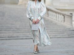 ICYMI, sapatilhas são os novos tênis – 17 pares confortáveis para acertar no visual PARIS, FRANÇA - 12 DE MAIO: Gabriella Berdugo usa óculos escuros, brincos, vestido longo xadrez branco azul e verde com mangas compridas e estampa floral, cinto de couro marrom, bolsa Kelly Hermes azul, mules / sapatos amarelo pastel claro com salto em formato de coração de Kat Maconie, durante uma sessão de fotos de moda de estilo de rua, em 12 de maio de 2024 em Paris, França. (Foto de Edward Berthelot/Getty Images)