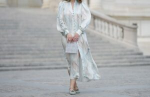 ICYMI, sapatilhas são os novos tênis – 17 pares confortáveis para acertar no visual PARIS, FRANÇA - 12 DE MAIO: Gabriella Berdugo usa óculos escuros, brincos, vestido longo xadrez branco azul e verde com mangas compridas e estampa floral, cinto de couro marrom, bolsa Kelly Hermes azul, mules / sapatos amarelo pastel claro com salto em formato de coração de Kat Maconie, durante uma sessão de fotos de moda de estilo de rua, em 12 de maio de 2024 em Paris, França. (Foto de Edward Berthelot/Getty Images)