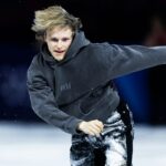 Ilia Malinin faz movimento de patinação artística de cair o queixo - em jeans