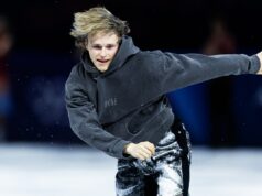 Ilia Malinin faz movimento de patinação artística de cair o queixo – em jeans Ilia Malinin faz movimento de patinação artística de cair o queixo - em jeans