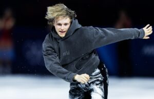 Ilia Malinin faz movimento de patinação artística de cair o queixo – em jeans Ilia Malinin faz movimento de patinação artística de cair o queixo - em jeans