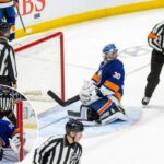 O goleiro Ilya Sorokin nº 30 do New York Islanders reage após permitir um gol durante o terceiro período na UBS Arena, segunda-feira, 30 de março de 2026, em Elmont, NY.