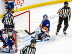 Ilya Sorokin pode ter que esperar pela chance de redenção dos Islanders após a pior experiência de sua carreira O goleiro Ilya Sorokin nº 30 do New York Islanders reage após permitir um gol durante o terceiro período na UBS Arena, segunda-feira, 30 de março de 2026, em Elmont, NY.