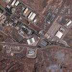 Nesta foto de satélite do Planet Labs PBC, fumaça sobe sobre a Bacia Naval de Konarak, Irã, 1º de março de 2026.