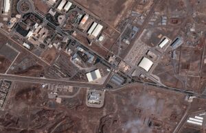 Imagens de satélite mostram a extensão dos ataques EUA-Israel em todo o Irã Nesta foto de satélite do Planet Labs PBC, fumaça sobe sobre a Bacia Naval de Konarak, Irã, 1º de março de 2026.