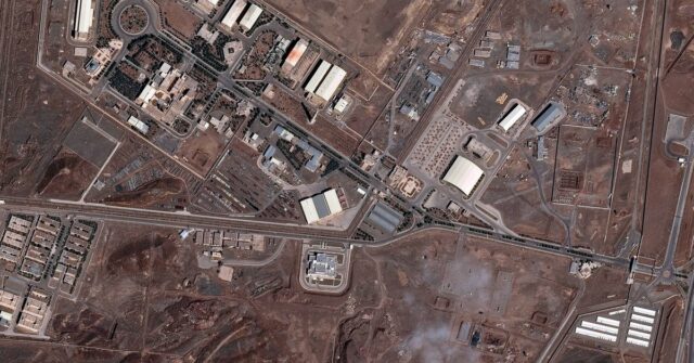 Nesta foto de satélite do Planet Labs PBC, fumaça sobe sobre a Bacia Naval de Konarak, Irã, 1º de março de 2026.  