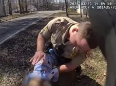 Imagens intensas da câmera corporal mostram dois policiais estaduais de Maryland salvando a vida de um bebê sufocado Dois soldados do estado de Maryland foram capturados em imagens de câmera corporal salvando um bebê sufocado na beira da estrada no sábado à tarde (foto)