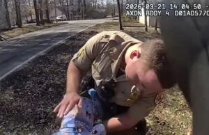 Imagens intensas da câmera corporal mostram dois policiais estaduais de Maryland salvando a vida de um bebê sufocado Dois soldados do estado de Maryland foram capturados em imagens de câmera corporal salvando um bebê sufocado na beira da estrada no sábado à tarde (foto)