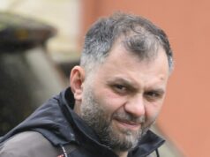 Imigrante criminoso é autorizado a permanecer na Grã-Bretanha depois de lutar contra a deportação, argumentando que seu filho não gostava de nuggets de frango estrangeiros O caso do condenado Klevis Disha, 39 anos – que entrou ilegalmente na Grã-Bretanha sob um nome falso e mentiu num pedido de asilo falhado – provocou indignação quando surgiu há um ano.